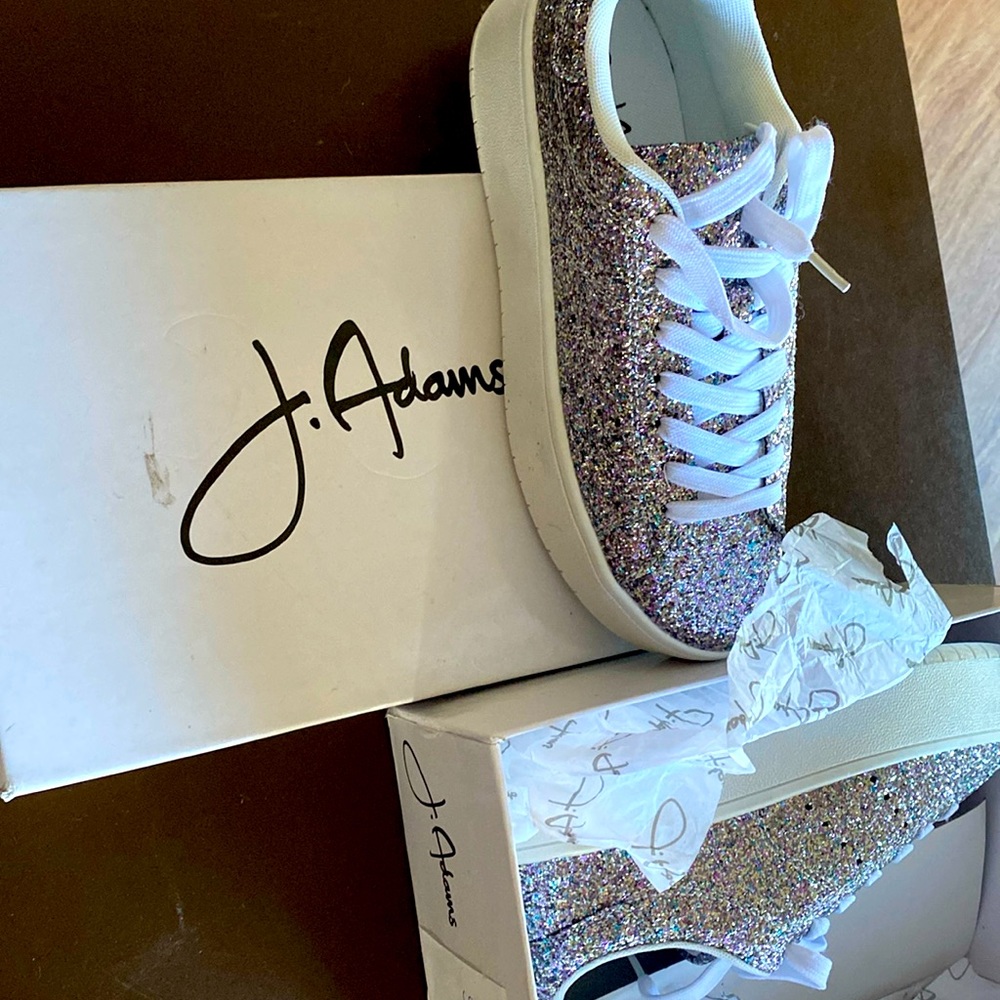 BWT great pair of platform sneakers very  good style for the season.